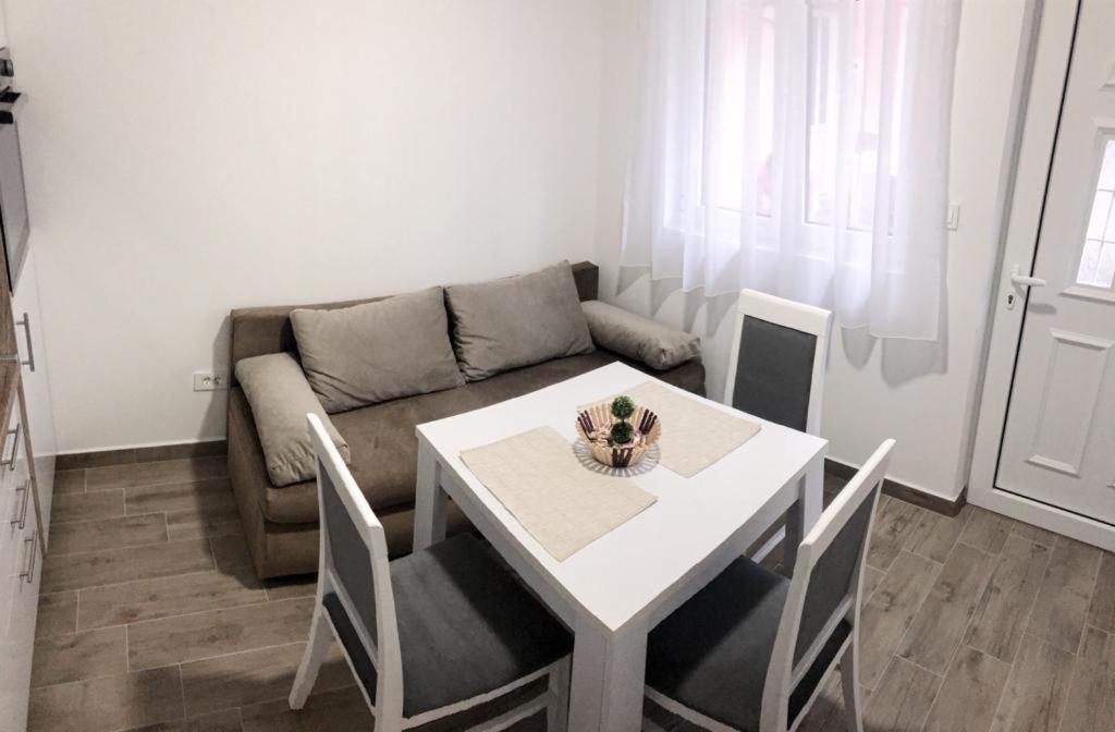 Apartmani Cupara ティヴァト エクステリア 写真