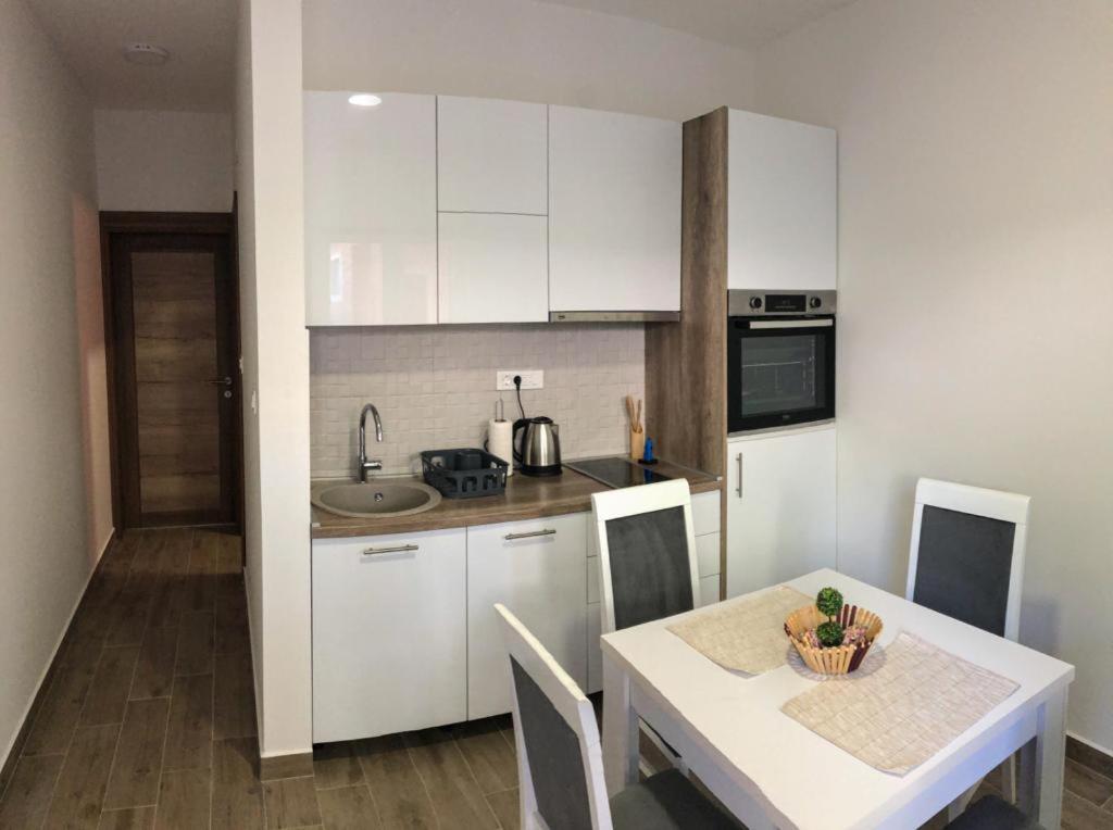 Apartmani Cupara ティヴァト エクステリア 写真